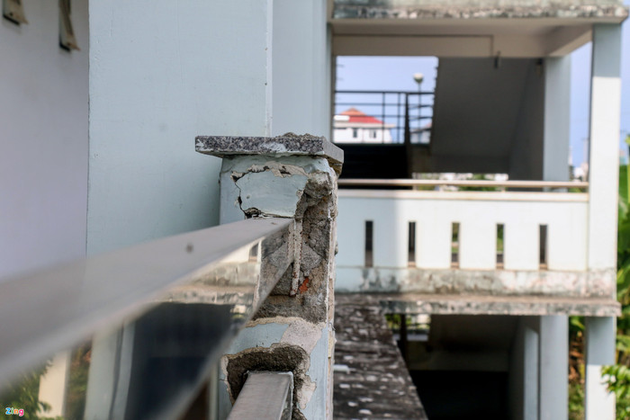 Hệ thống lan can ở các tầng của khu ký túc xá vỡ nát, sắt thép lộ thiên gỉ sét.