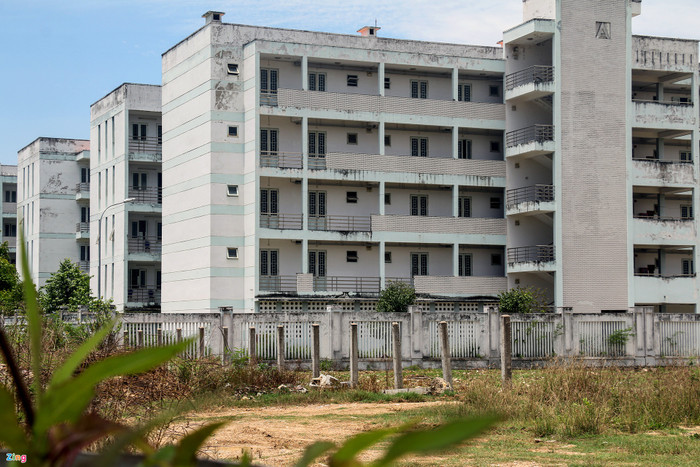 Nhiều năm không có người ở, hiện khu KTX này xuống cấp.