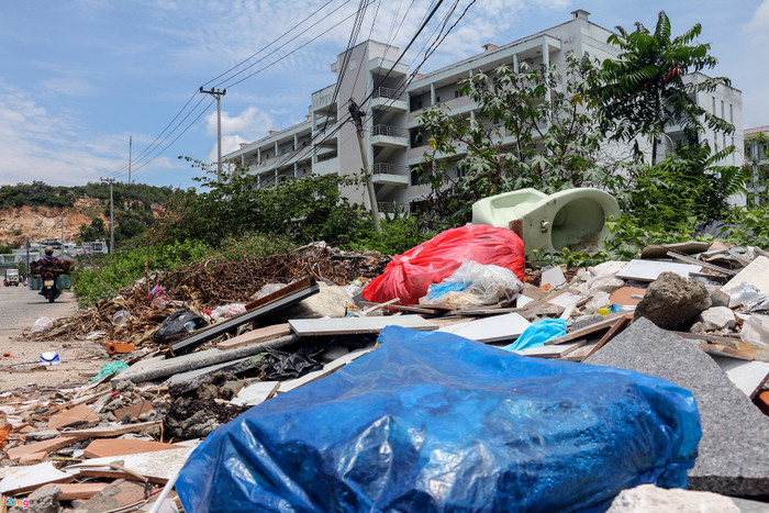 Xung quanh khu KTX này rác thải bao vây, bốc mùi hôi thối suốt ngày đêm.
