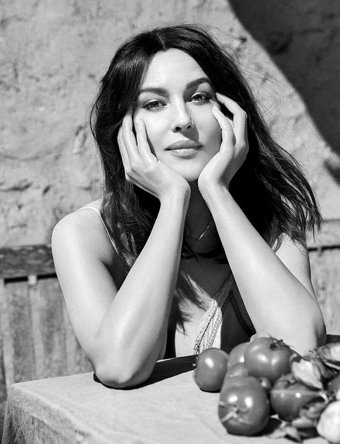 Đường nét trên khuôn mặt của Monica luôn hút mắt người đối diện 