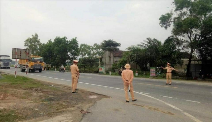 Cơ quan chức năng tiến hành khám nghiệm hiện trường.