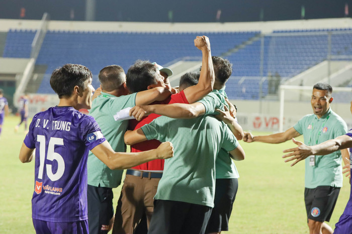 HLV Phùng Thanh Phương (áo đỏ) có chiến thắng thứ hai kể từ khi lên nắm quyền ở Sài Gòn FC.