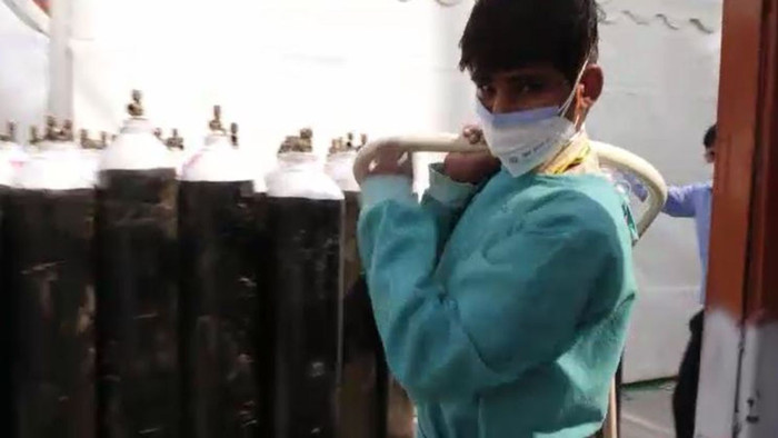 Bác sĩ giữa vùng tâm dịch Covid-19 tại Ấn Độ: 'Hai tuần tới sẽ là địa ngục' Ảnh 4