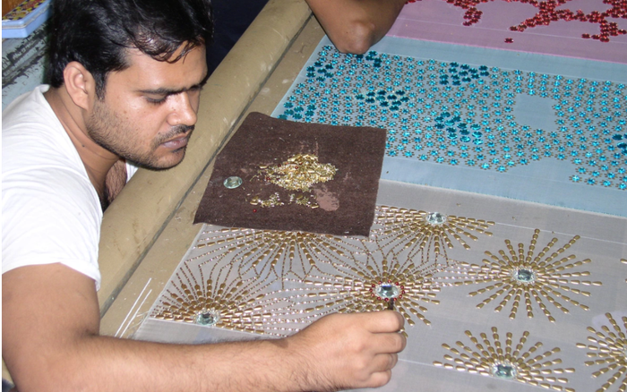 Ấn Độ chìm trong biển lửa COVID-19, thợ thủ công thời trang high fashion thất nghiệp Ảnh 2