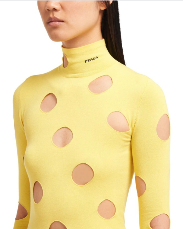 Burberry tung mẫu áo khoét ngực, khoét bụng phản cảm Ảnh 7