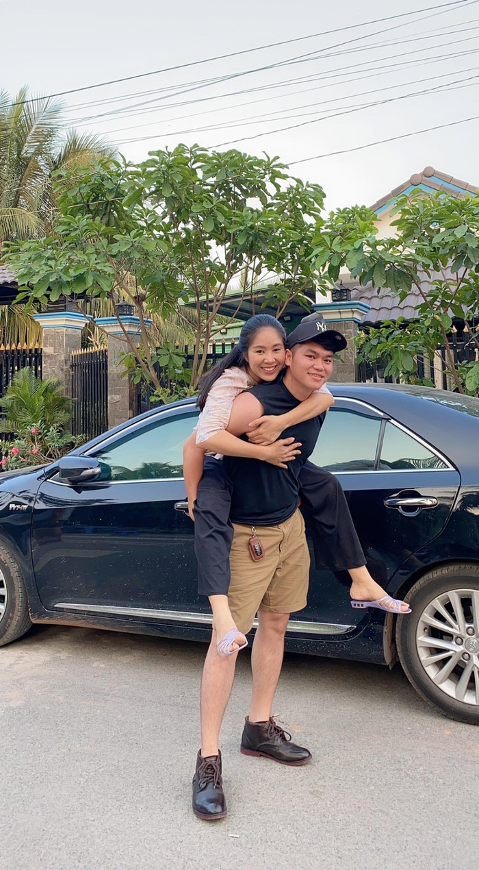 Trung Kiên luôn san sẻ với Lê Phương từ việc chăm sóc con đến chuyện dọn dẹp, nhà cửa, bếp núc. Anh còn tạo mọi điều kiện để cô theo đuổi đam mê diễn xuất.