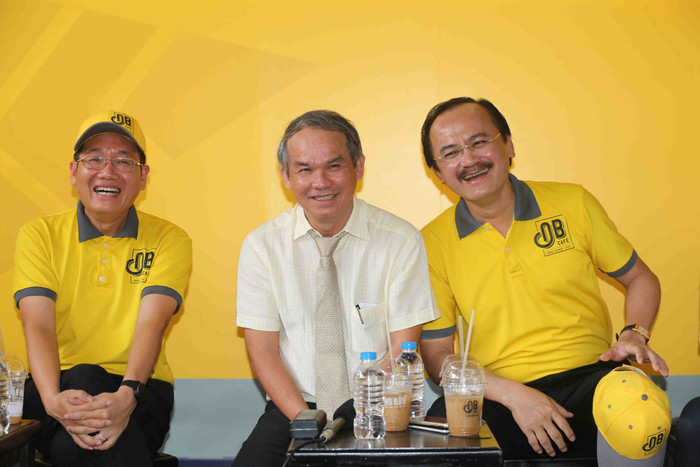 Bầu Hải (bên trái) - người bạn thân của bầu Đức đang rất vui khi HAGL bay cao. Ông chủ NutiFood đã thưởng 2,1 tỷ đồng cho HAGL sau 11 vòng đấu. 