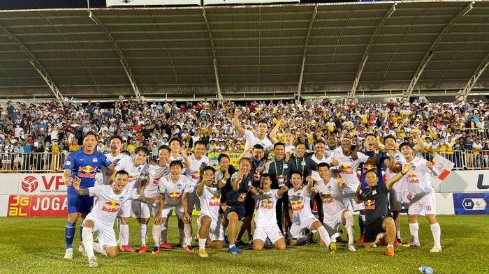 HAGL bay cao trong niềm vui của hàng triệu người hâm mộ mang đến sự tiếc nuối lớn cho V.League, giá như các vấn đề tồn tại sớm được giải quyết thì bóng đá Việt Nam đã tốt hơn rất nhiều. 