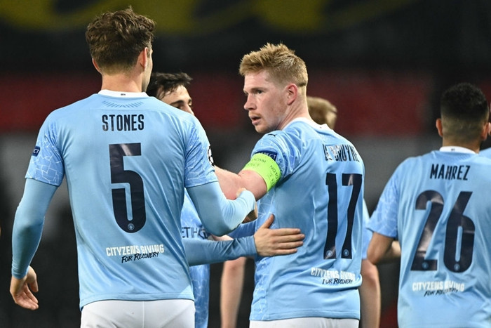 De Bruyne và Mahrez sau đó ghi liên tiếp hai bàn giúp Man City ngược dòng.