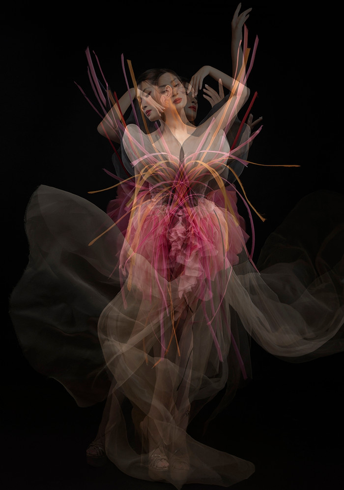 Hình ảnh mang đến tinh thần “cổ phong” được giao thoa với dòng chảy hiện đại – từ “sợi chỉ đỏ” sáng tạo đó hương sắc và thần thái của nữ ca sĩ được khai thác. 