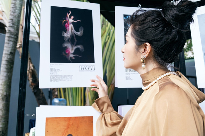 Danh ca Hải Phòng bên tác phẩm của mình