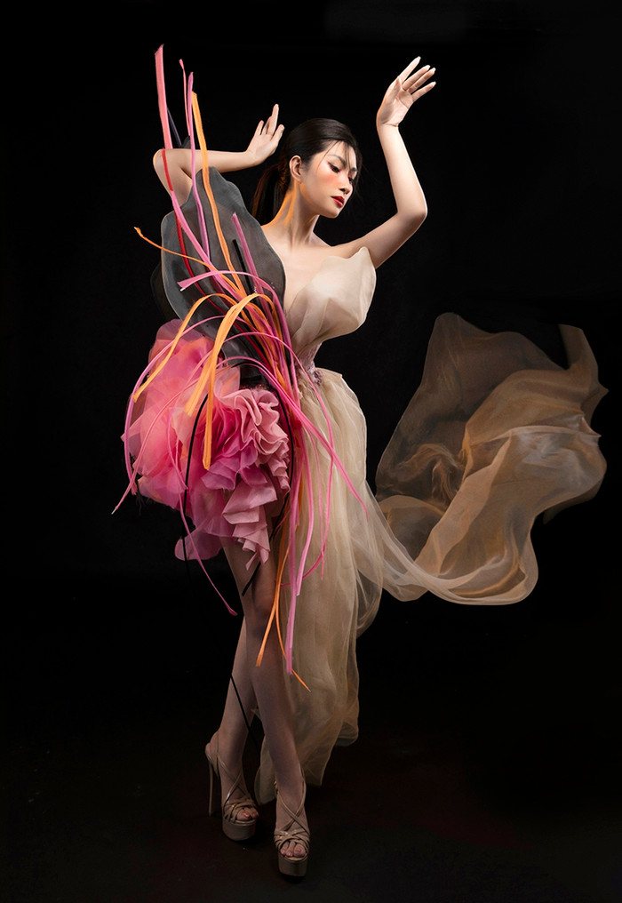 Dựa trên sáng tạo trang phục của Hoàng Minh Hà, êkip đã tạo nên một hình ảnh đẹp, là sự giao thoa giữa phần nghe và phần nhìn.