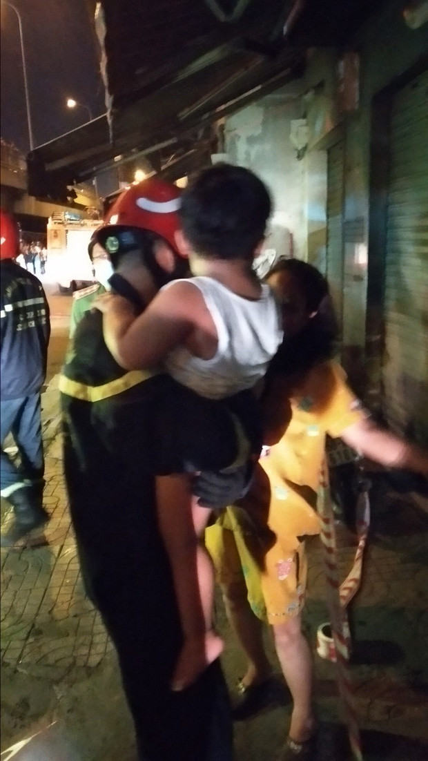 Lực lượng giải cứu thành công những người mắc kẹt ra ngoài an toàn. Ảnh Pháp luật và Bạn đọc