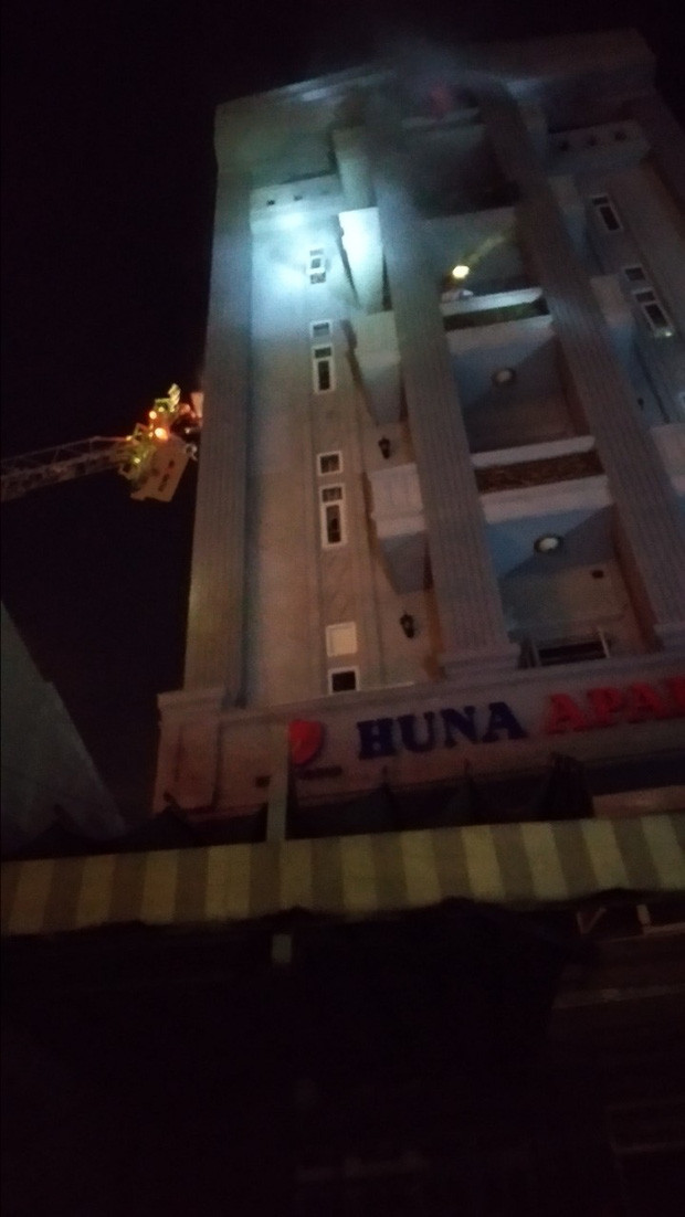 cảnh sát PCCC dùng xe thang tiếp cận hiện trường. Ảnh Pháp Luật và Bạn đọc