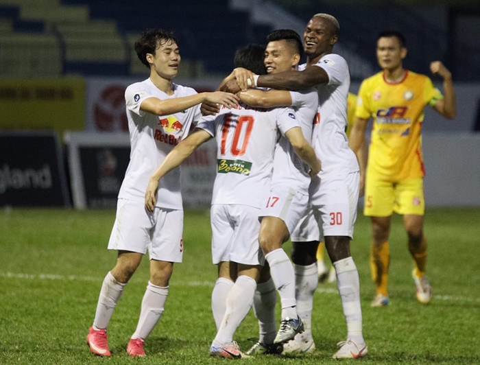 HAGL có chiến thắng 2-1 ngay trên sân Thanh Hóa để xây chắc ngôi đầu.