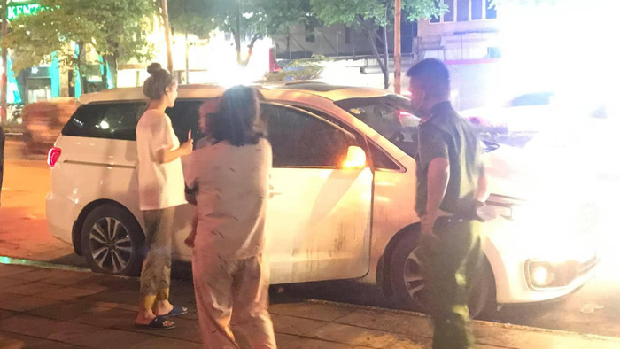 Chủ cửa hàng quán vịt quay đã xối mỡ quay vịt lên xe ô tô màu trắng.&nbsp;