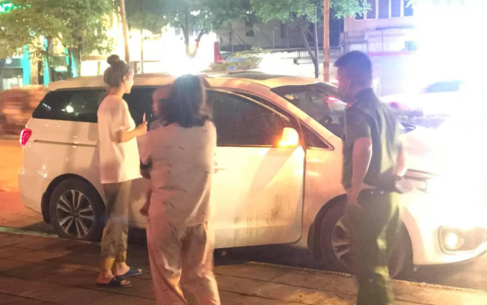 Xe ô tô đỗ chắn lối bán hàng, chủ quán vịt quay có cách xử trí gây tranh cãi Ảnh 2