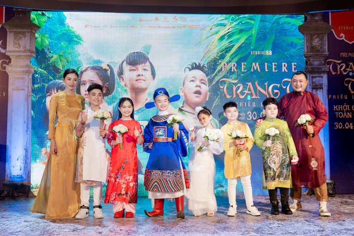 Có không nhiều nghệ sĩ đến chúc mừng đoàn phim trong ngày ra mắt.