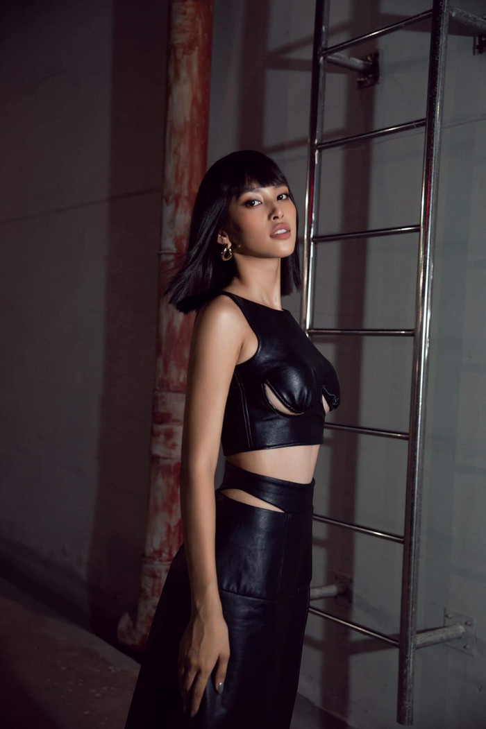 Cứ liên tục xuất hiện biến đổi thế này, bảo sao Tiểu Vy chẳng khiến khán giả say lòng. 