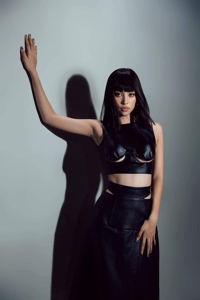 Đặc biệt, trang phục có đường cắt mạnh dưới chân ngực, để lộ da thịt lấp ló mà không chút phô phang.