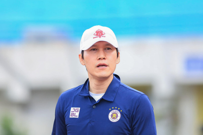 HLV Park Choong Kyun sẵn sàng ra đi nếu không thể giúp Hà Nội FC thay đổi tình hình.