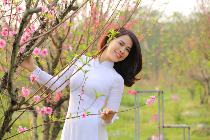 Ý Lan - Bạn gái của Chí Trung kém nam nghệ sĩ 17 tuổi, cô không chỉ sở hữu nhan sắc xinh đẹp mà còn là một doanh nhân tài giỏi, thành đạt.