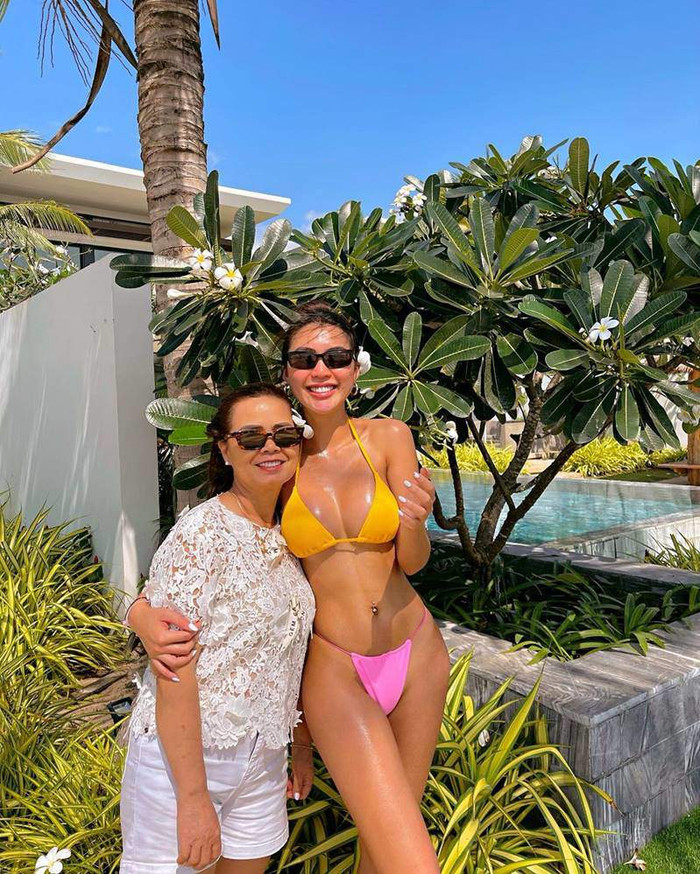 Tường Linh đẹp như một pho tượng với thiết kế siêu nóng bỏng, mang tông màu đúng chất muà hè.