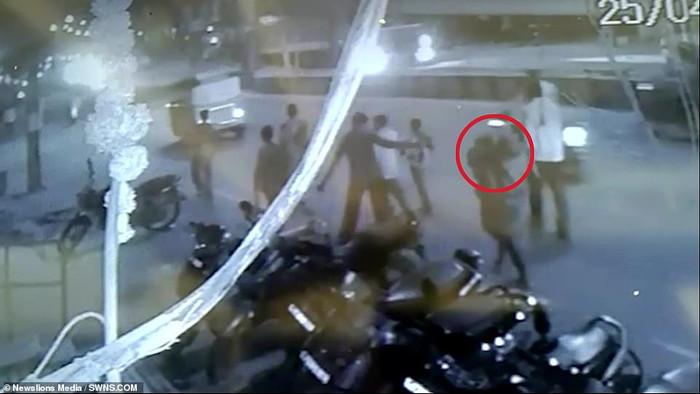 Người đàn ông được cấp tiền để lo chi phí mai táng cho vợ nhưng phải tự mình bế cô đến nghĩa địa địa phương.