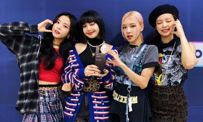 Với The Album, BLACKPINK là nhóm nhạc nữ đầu tiên trong lịch sử đạt được thành tích này. Ảnh 1