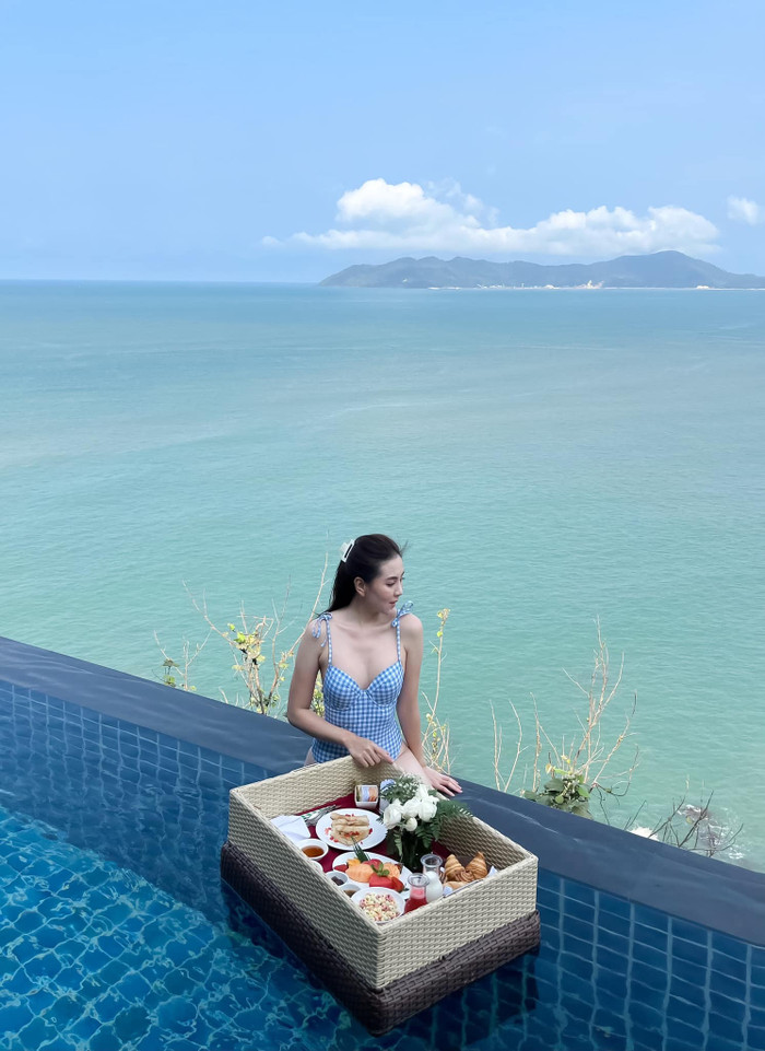 Bữa sáng bên hồ bơi của MC VTV - Mai Ngọc