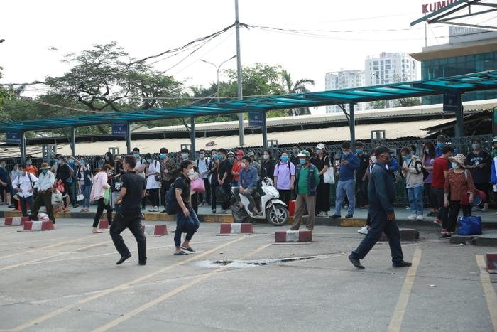 Hà Nội: Đường phố chật cứng, hàng vạn người 'chen chân' về quê nghỉ lễ dịp 30/4 Ảnh 10