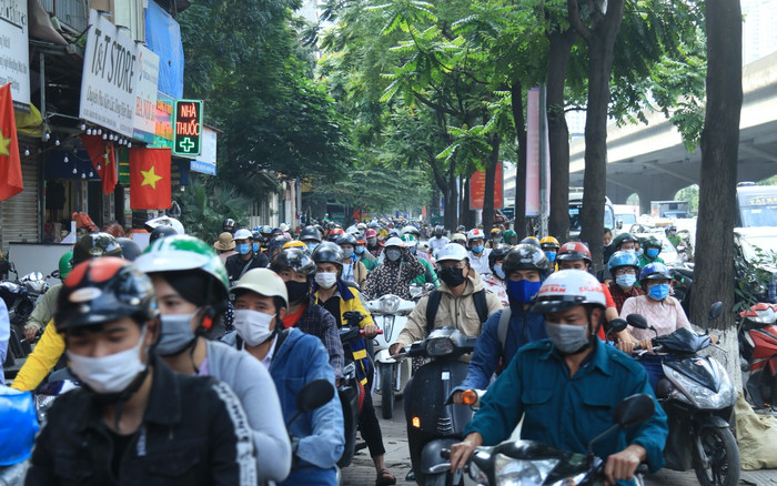 Hà Nội: Đường phố chật cứng, hàng vạn người 'chen chân' về quê nghỉ lễ dịp 30/4 Ảnh 2