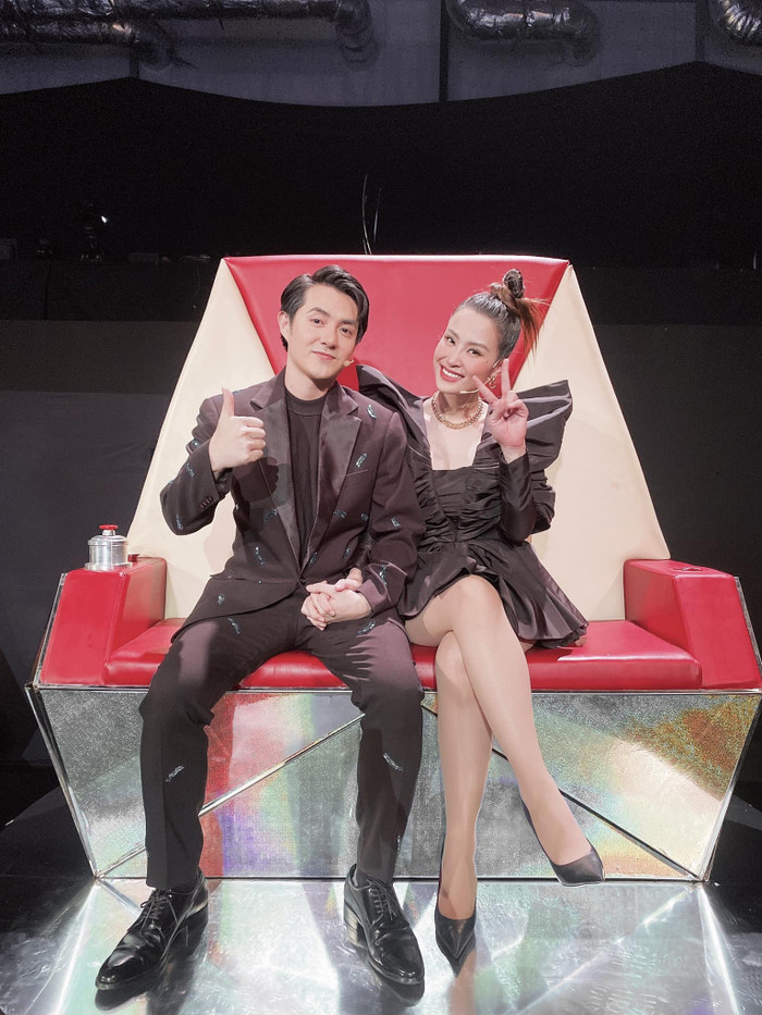 Sánh đôi cùng ông xã, giọng ca Bad boy chiếm toàn bộ spotlight với visual cực đỉnh. Nhan sắc rạng rỡ và thần thái của Đông Nhi đúng chuẩn 'gái một con trông mòn mắt'.