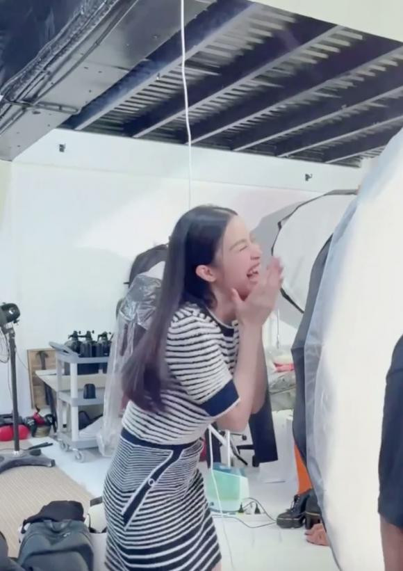 Chứng kiến màn thể hiện tình cảm từ ông xã, Đông Nhi vô cùng thích thú và lập tức hò reo cùng mọi người trong ê-kip.