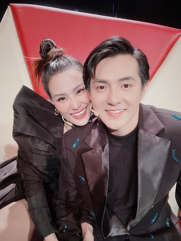 Ngồi trên ghế nóng với vai trò khách mời, cặp đôi Nhi - Thắng vẫn luôn tay trong tay và không quên ghi lại những khoảnh khắc mặn nồng. 