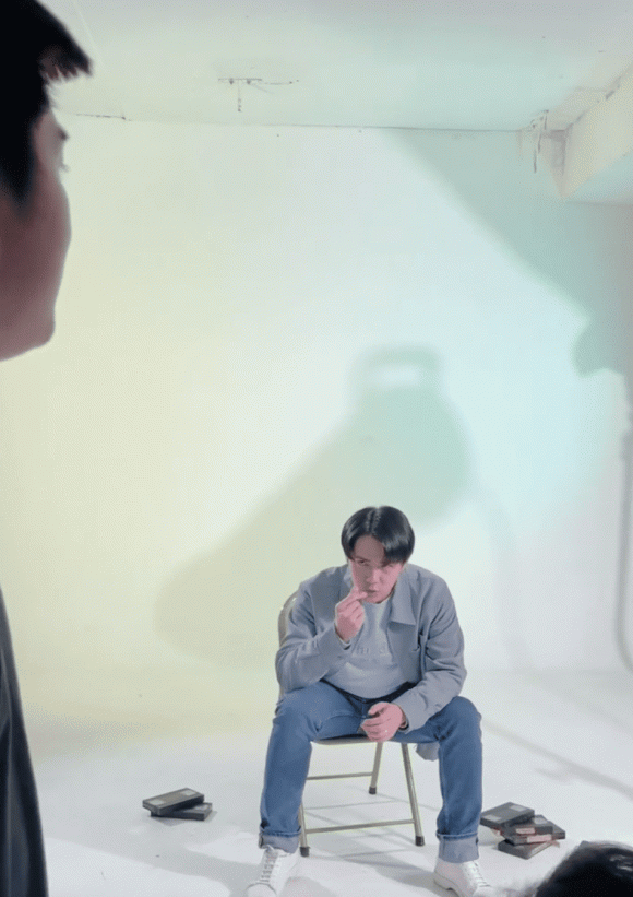 Đáp lại sự trêu chọc của bà xã, Ông Cao Thắng liền gửi đến cô một nụ hôn gió. 