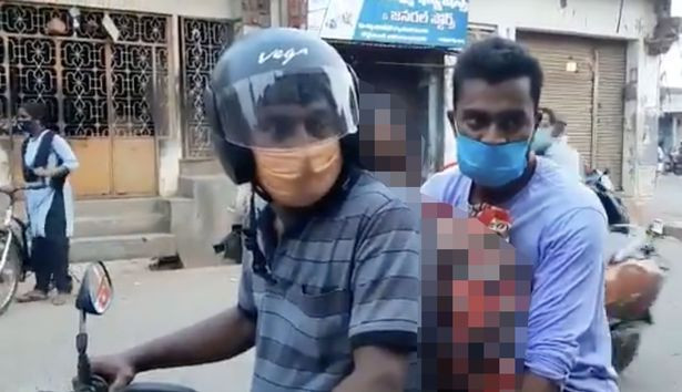 Họ không thể gọi xe cấp cứu nên buộc phải chở xác mẹ bằng xe máy đi hóa táng. Ảnh: Twitter