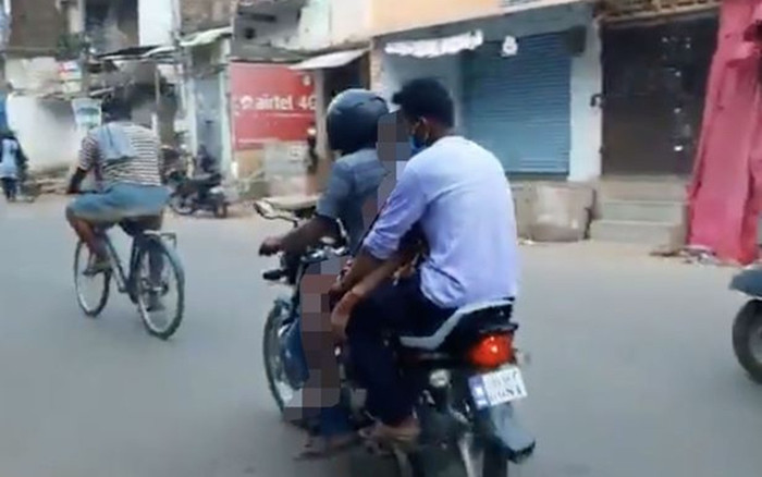 Quặn lòng con trai ôm thi thể mẹ chết vì COVID-19 trên xe máy tới lò hỏa táng Ảnh 2