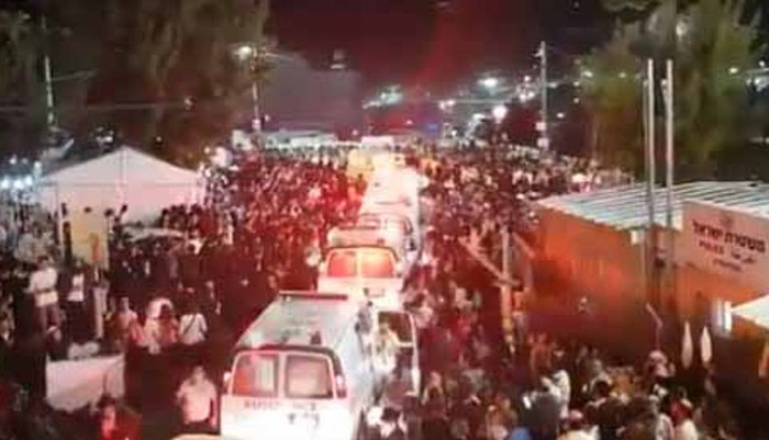 Lực lượng cứu hộ gặp khó khăn bởi quá đông tín đồ gây cản trở.