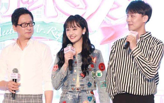 Con gái bị điều tra về tội trốn thuế, bố Trịnh Sảng lộ vẻ cau có, buồn rầu trên phố Ảnh 2