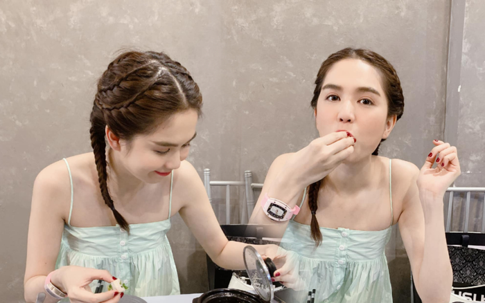 Diện váy hai dây mát mẻ, Ngọc Trinh gây hoang mang khi vòng một 'không cánh mà bay' Ảnh 2