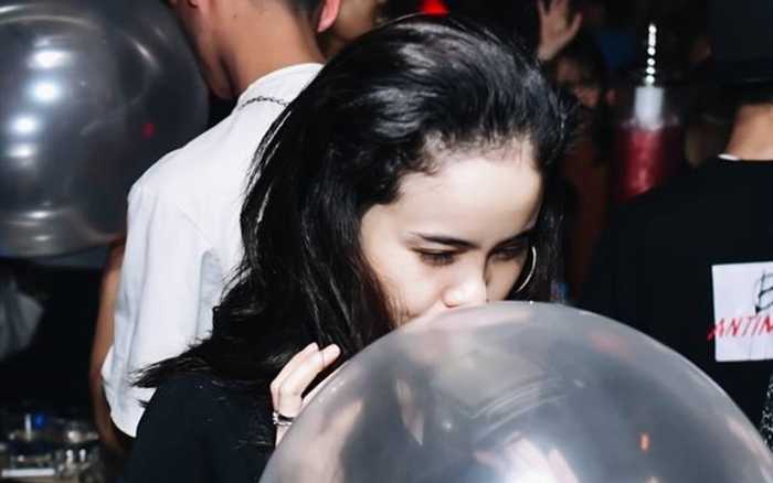 Phê bóng cười, nữ sinh 17 tuổi bị dở trò đồi bại ngay trong quán karaoke Ảnh 2