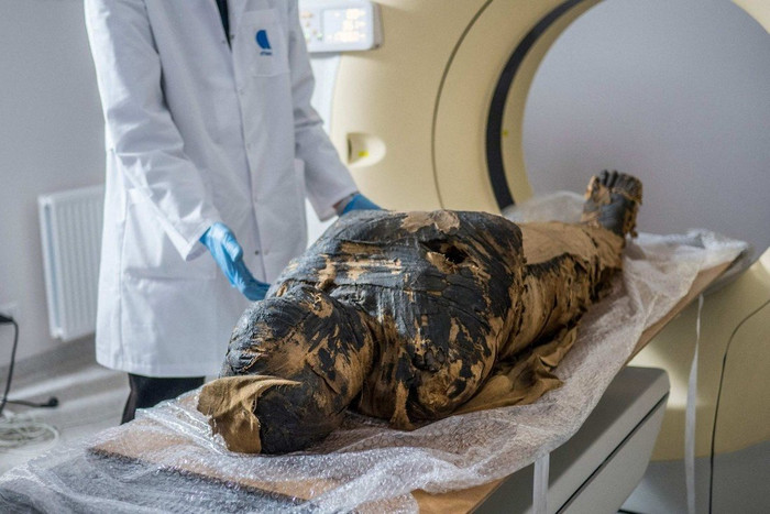 Xác ướp mang thai được đưa vào máy chụp X-quang tại Warsaw, Ba Lan. Ảnh: AFP