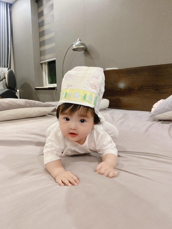 Chưa đầy 1 tuổi, Winnie đã 'hổ báo' nắm áo níu kéo Đông Nhi: Ông Cao Thắng phải lên tiếng khuyên nhủ? Ảnh 7