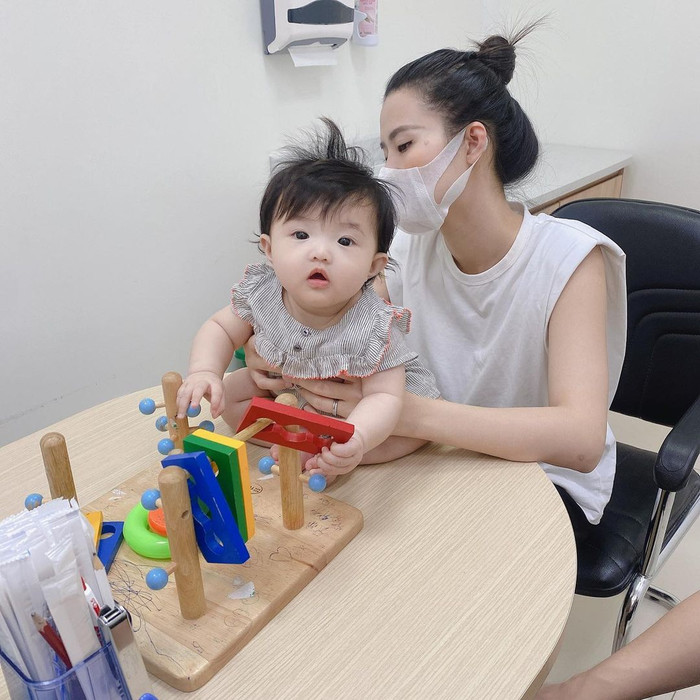 Loạt hình ảnh Winnie trong buổi tiêm ngừa.