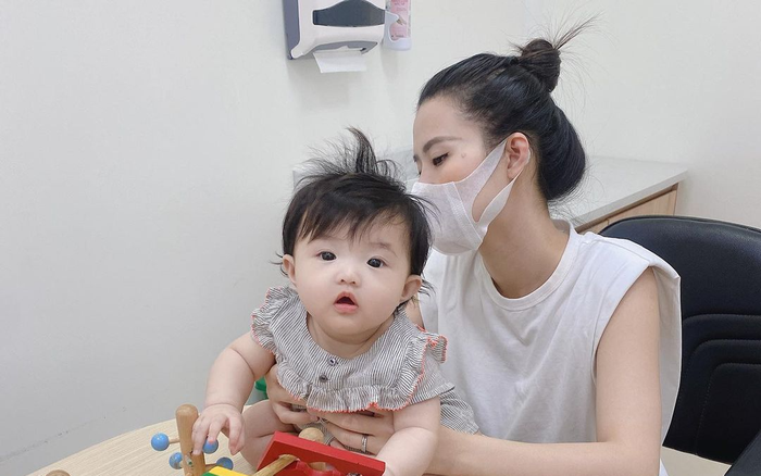Đông Nhi tự hào khoe con gái 6 tháng tuổi tiêm ngừa ngoan và dũng cảm Ảnh 2