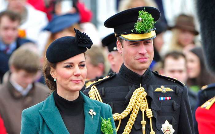 Bí ẩn tủ đồ Hoàng gia: Ý nghĩa hoa cài áo của phụ nữ Hoàng gia Anh Ảnh 2