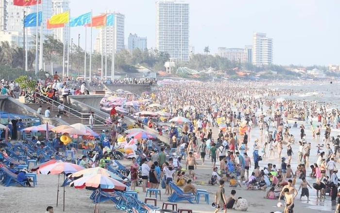 Nghỉ lễ 30/4: Vũng Tàu, Đà Lạt đông nghịt người bất chấp khuyến cáo về COVID-19 Ảnh 2