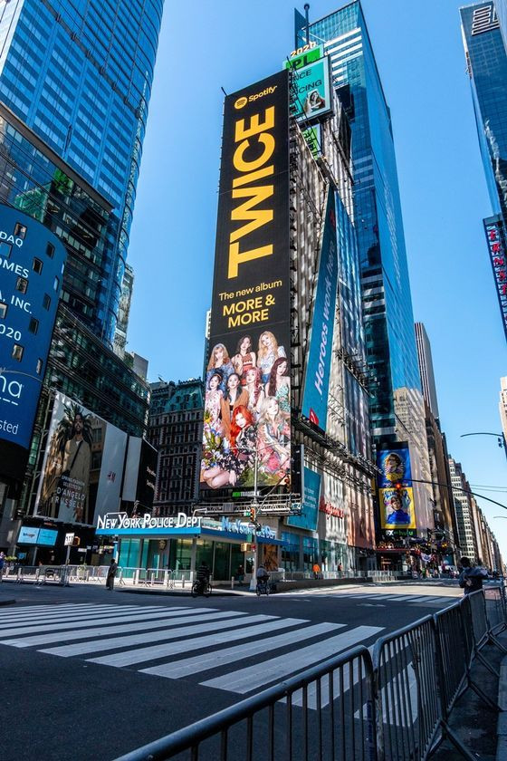 Banner quảng bá More & More của TWICE