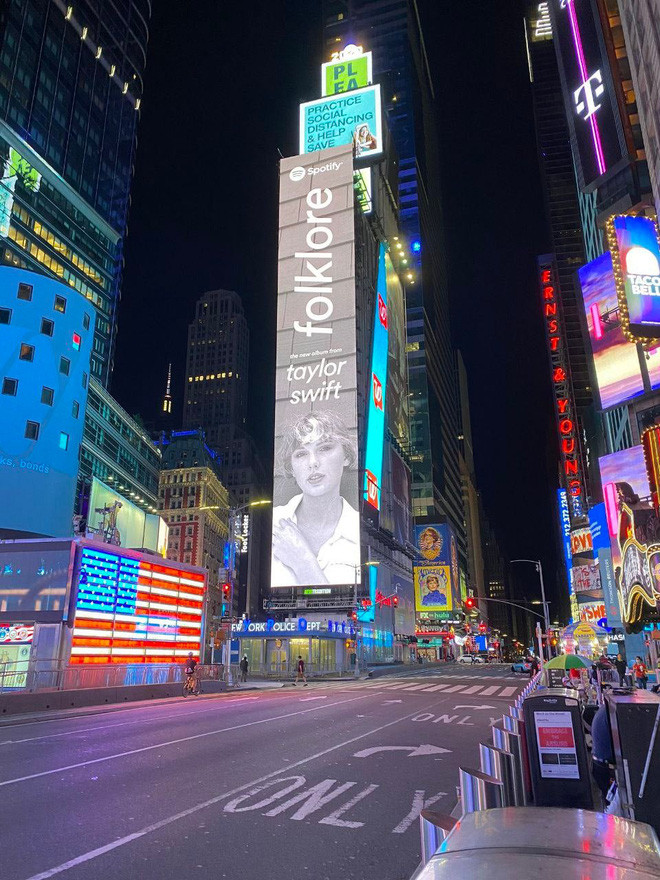 Banner quảng bá của Taylor Swift